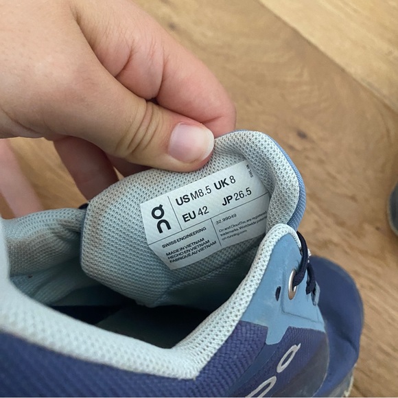 On Cloud running shoes - Picture 2 of 6